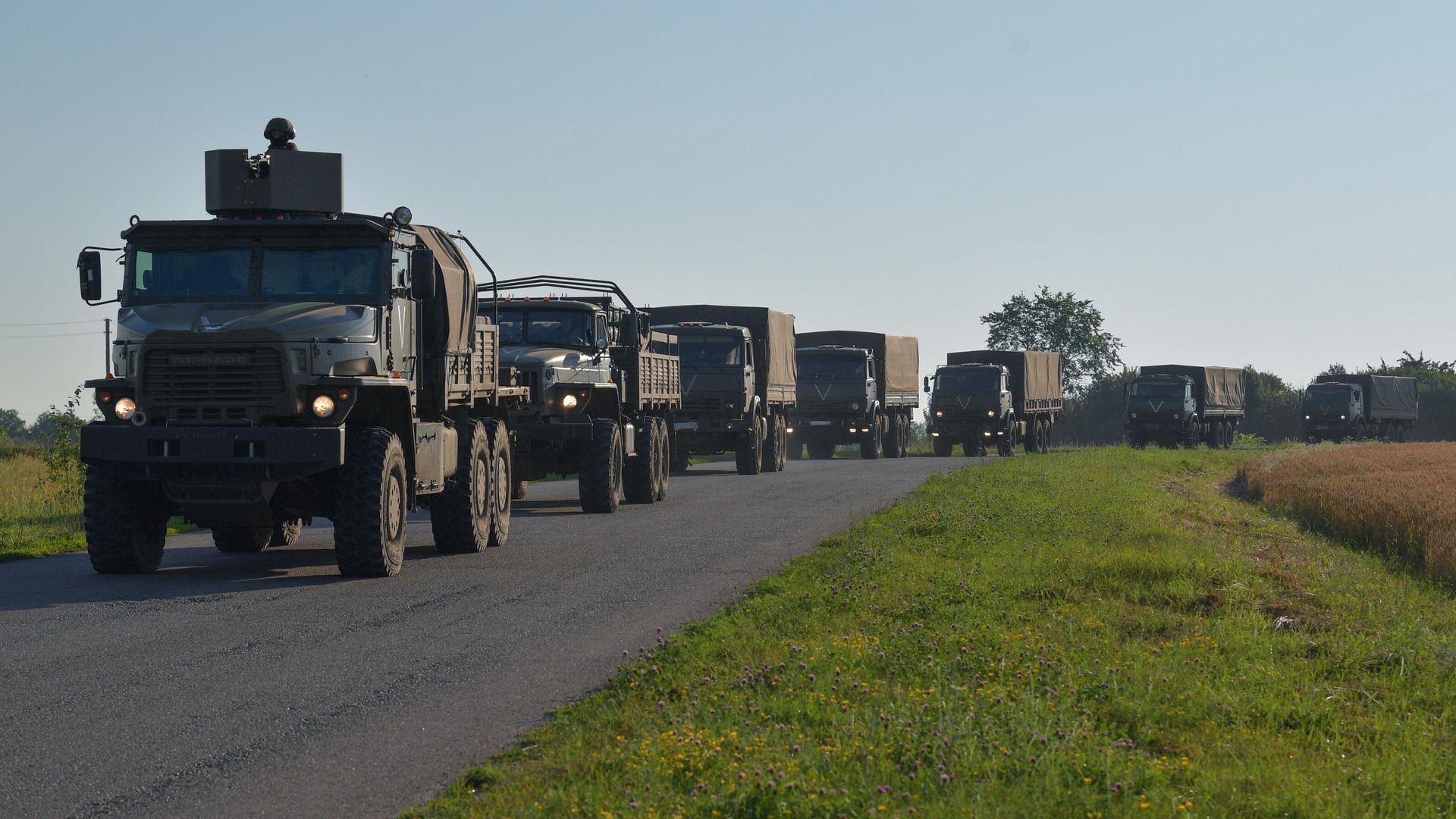 Колонна автомобилей ВС РФ с боеприпасами движется в зону проведения специальной военной операции Колонна автомобилей ВС РФ с боеприпасами движется в зону проведения специальной военной операции - РИА Новости, 1920, 27.09.2022