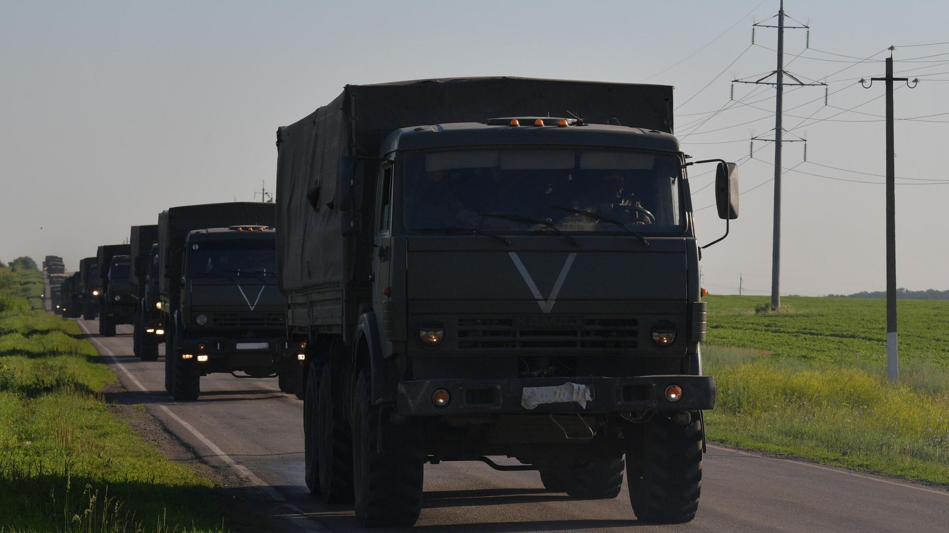 Колонна автомобилей ВС РФ с боеприпасами движется в зону проведения специальной военной операции Колонна автомобилей ВС РФ с боеприпасами движется в зону проведения специальной военной операции - РИА Новости, 1920, 10.07.2022
