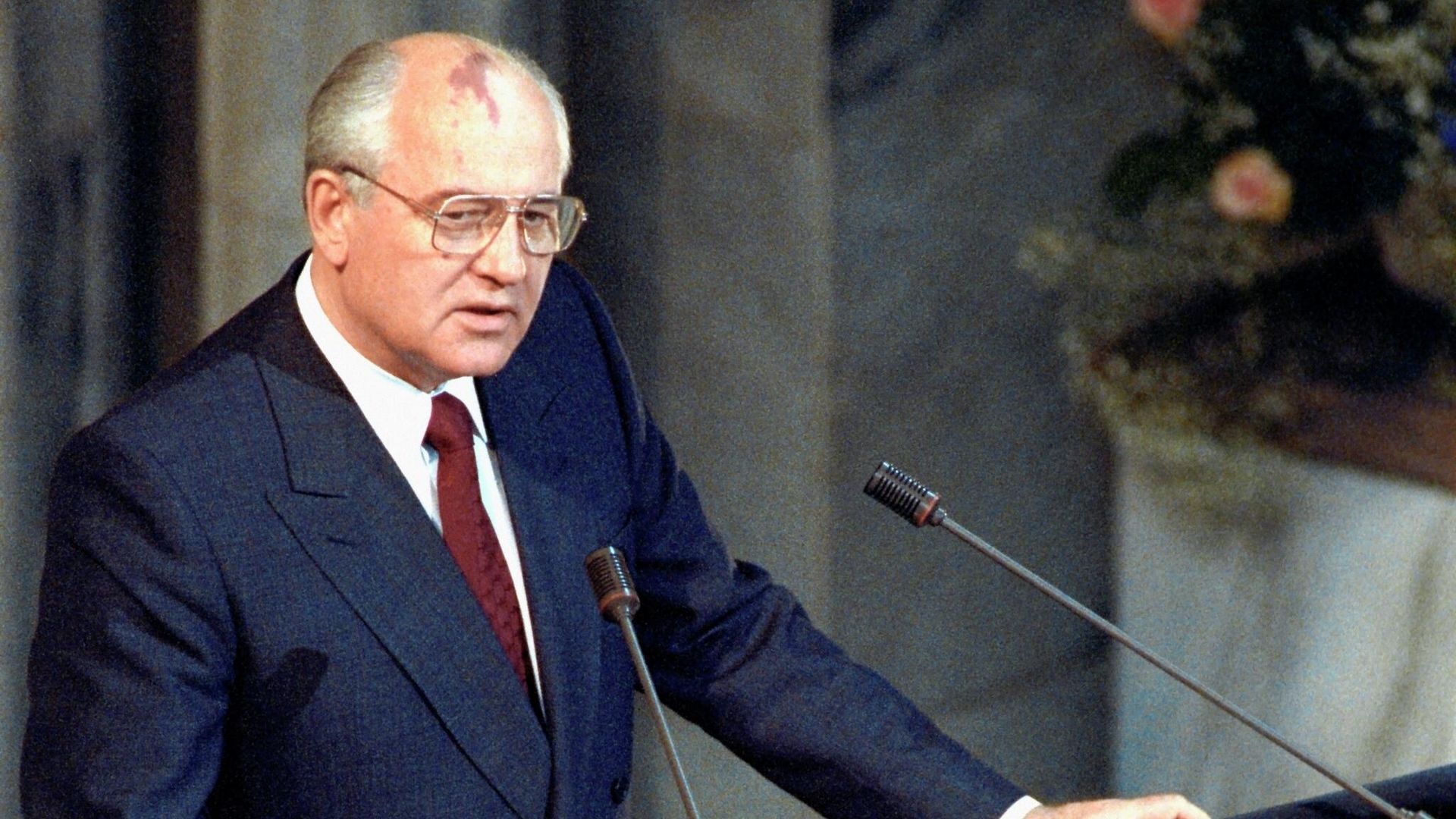Лауреат Нобелевской премии мира за 1990 год президент СССР Михаил Сергеевич Горбачев выступает с традиционной Нобелевской лекцией в Осло Лауреат Нобелевской премии мира за 1990 год президент СССР Михаил Сергеевич Горбачев выступает с традиционной Нобелевской лекцией в Осло - РИА Новости, 1920, 31.08.2022