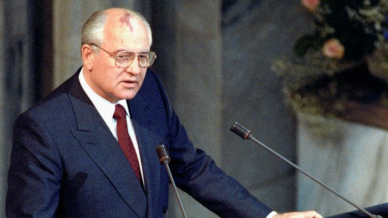 Лауреат Нобелевской премии мира за 1990 год президент СССР Михаил Сергеевич Горбачев выступает с традиционной Нобелевской лекцией в Осло Лауреат Нобелевской премии мира за 1990 год президент СССР Михаил Сергеевич Горбачев выступает с традиционной Нобелевской лекцией в Осло