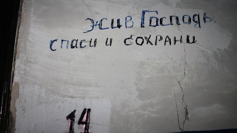 В Доме, разрушенном в результате обстрела украинскими силовиками в Донецке В Доме, разрушенном в результате обстрела украинскими силовиками в Донецке