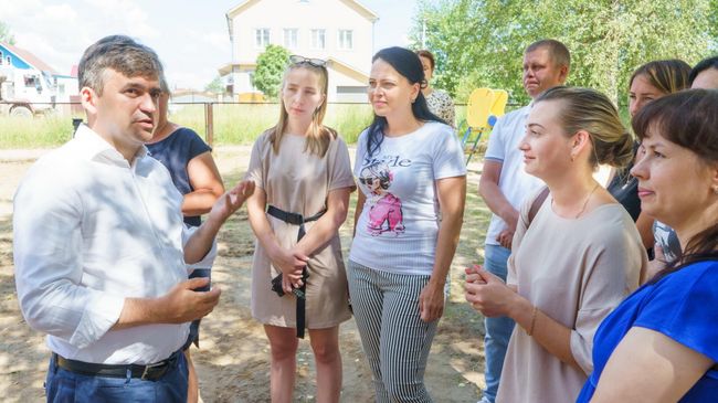Губернатор Ивановской области Станислав Воскресенский во время общения с родителями и руководством детского сада №5 Светлячок в Юже Губернатор Ивановской области Станислав Воскресенский во время общения с родителями и руководством детского сада №5 Светлячок в Юже