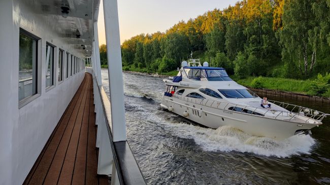Движение на канале имени Москвы Движение на канале имени Москвы
