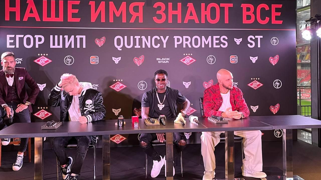За столом слева направо - Егор Шип, Квинси Промес и ST (Александр Степанов) За столом слева направо - Егор Шип, Квинси Промес и ST (Александр Степанов) - РИА Новости, 1920, 05.07.2022
