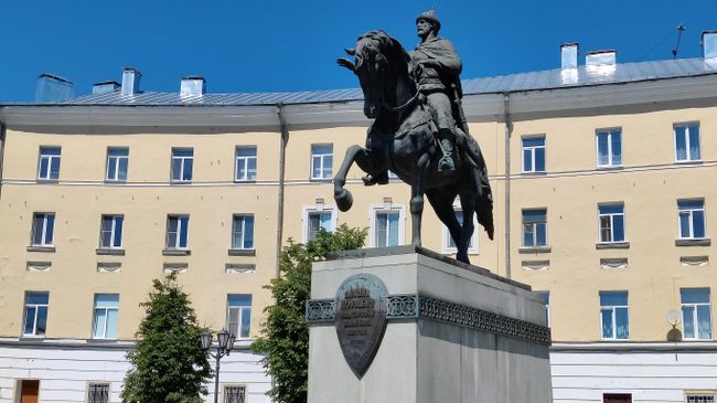 Тверь. Памятник на площади князя Михаила Тверского Тверь. Памятник на площади князя Михаила Тверского