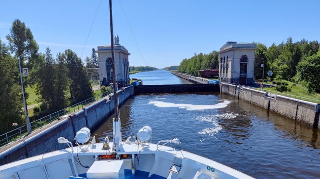 Теплоход Константин Коротков, находящийся в шлюзе канала имени Москвы Теплоход Константин Коротков, находящийся в шлюзе канала имени Москвы