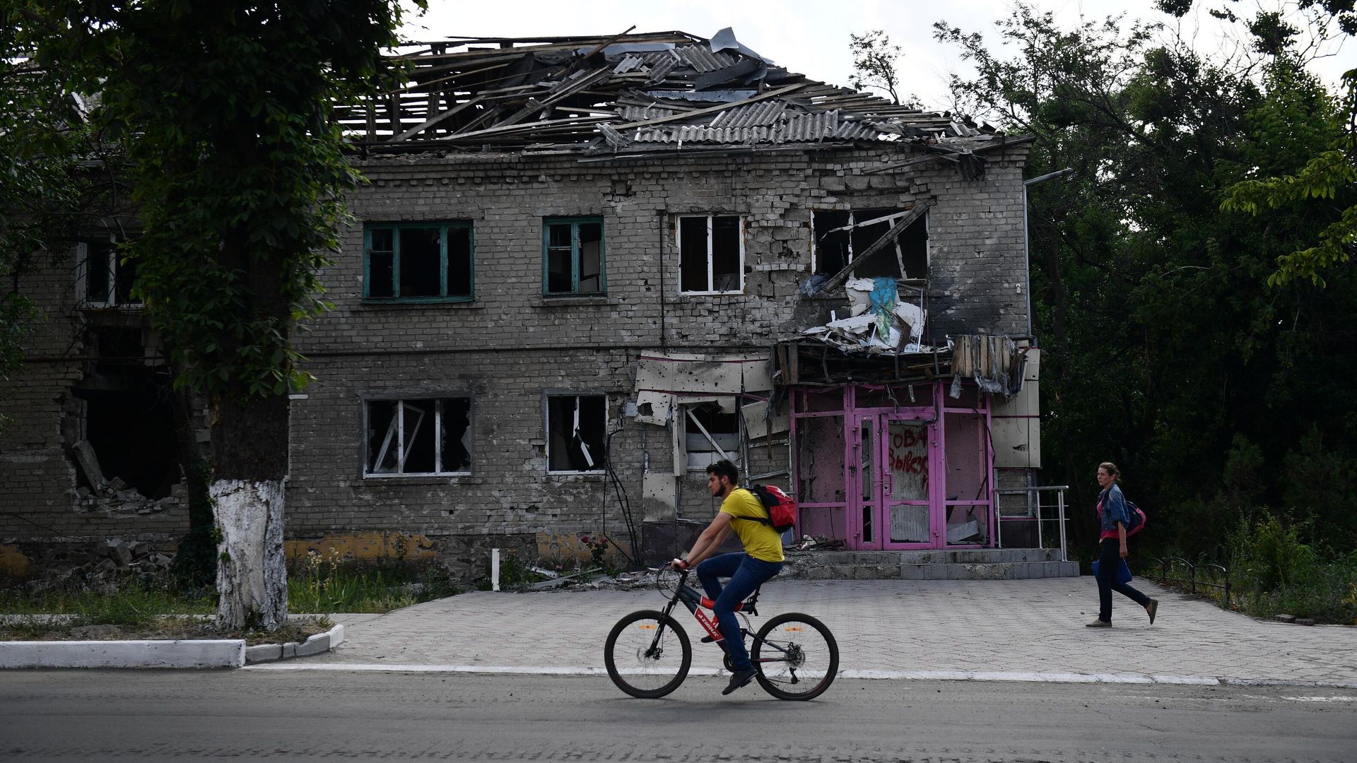 Люди на одной из улиц в Волновахе Люди на одной из улиц в Волновахе - РИА Новости, 1920, 07.07.2022