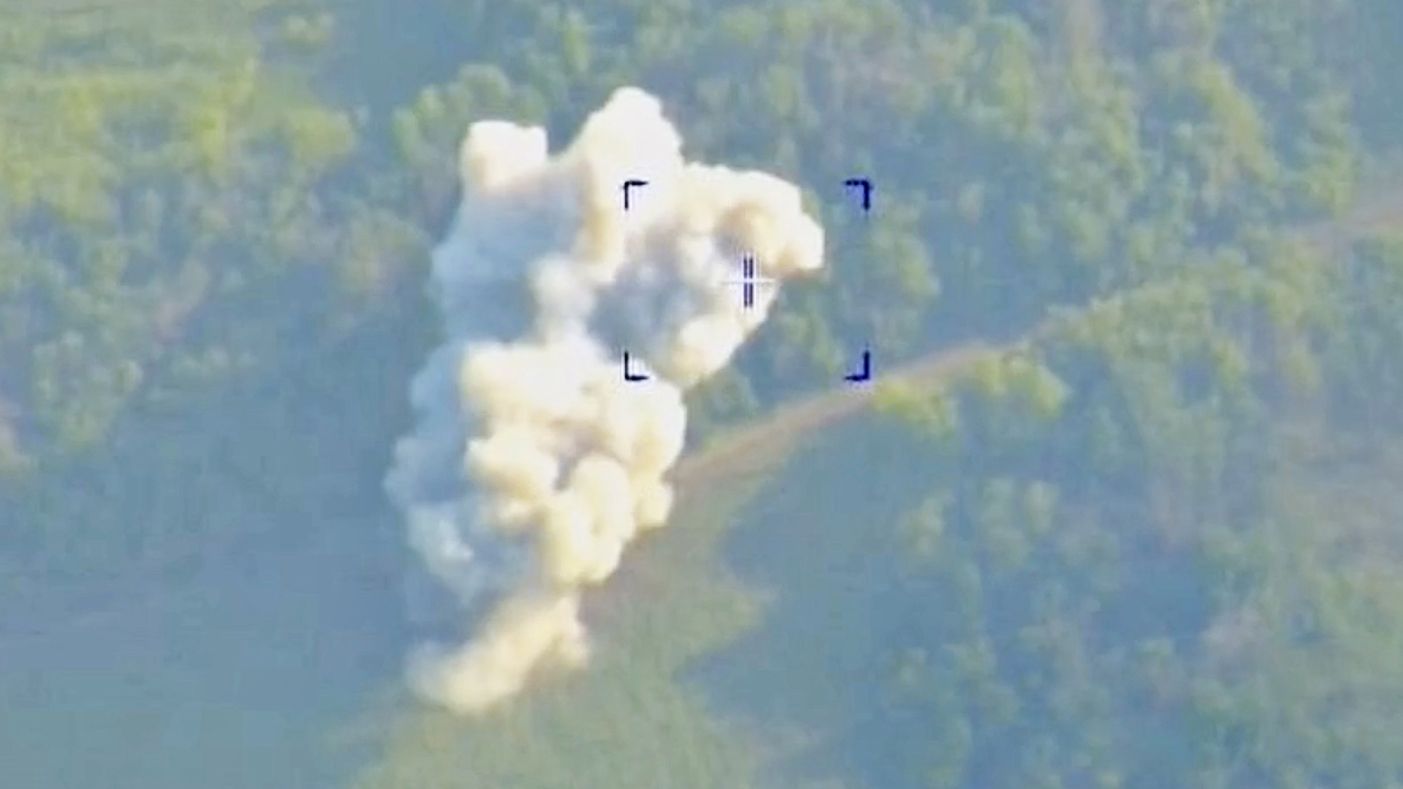 Кадр видео уничтожения на Украине американских установок HIMARS Кадр видео уничтожения на Украине американских установок HIMARS - РИА Новости, 1920, 13.08.2022