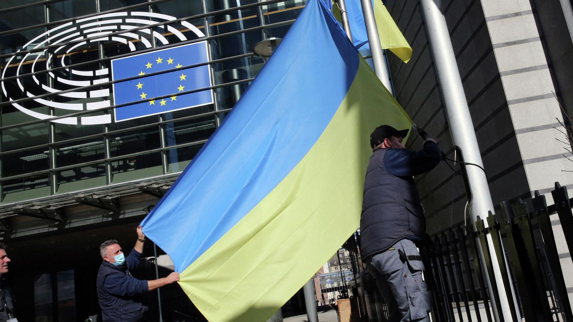 Флаг Украины у здания штаб-квартиры Европейского парламента в Брюсселе Флаг Украины у здания штаб-квартиры Европейского парламента в Брюсселе - РИА Новости, 1920, 06.07.2022