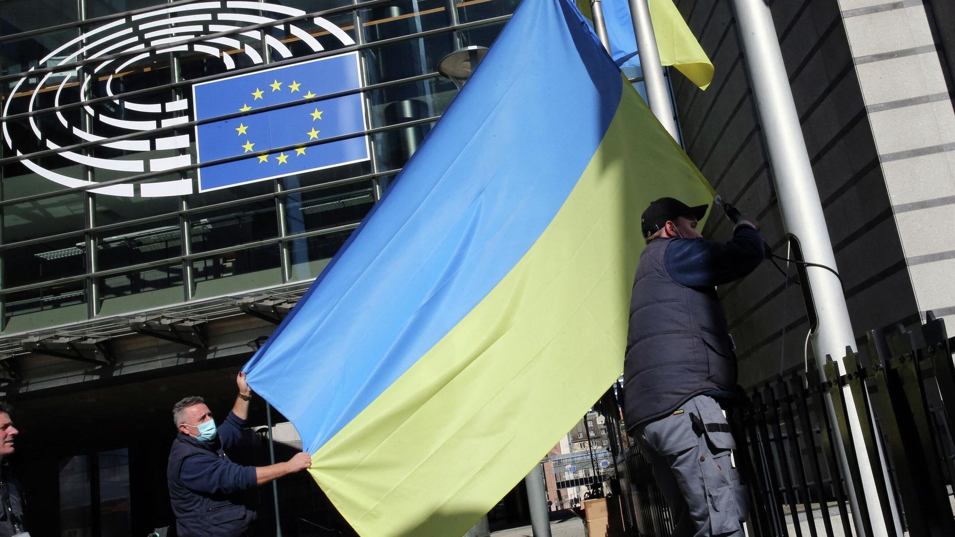 Флаг Украины у здания штаб-квартиры Европейского парламента в Брюсселе Флаг Украины у здания штаб-квартиры Европейского парламента в Брюсселе - РИА Новости, 1920, 08.08.2023