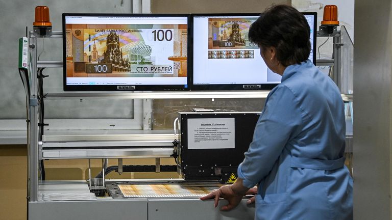 Печатница в процессе производства новых 100-рублевых денежных купюра на фабрике АО Гознак в Москве Печатница в процессе производства новых 100-рублевых денежных купюра на фабрике АО Гознак в Москве
