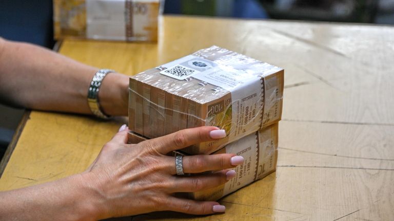 Запечатанные упаковки банкнот номиналом 100 рублей на фабрике АО Гознак в Москве Запечатанные упаковки банкнот номиналом 100 рублей на фабрике АО Гознак в Москве