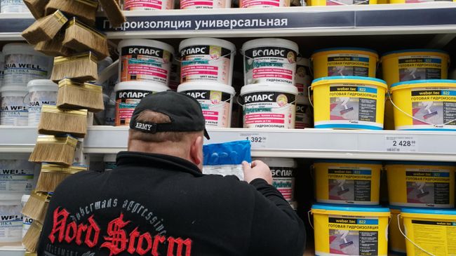 Посетитель у стеллажа с товаром