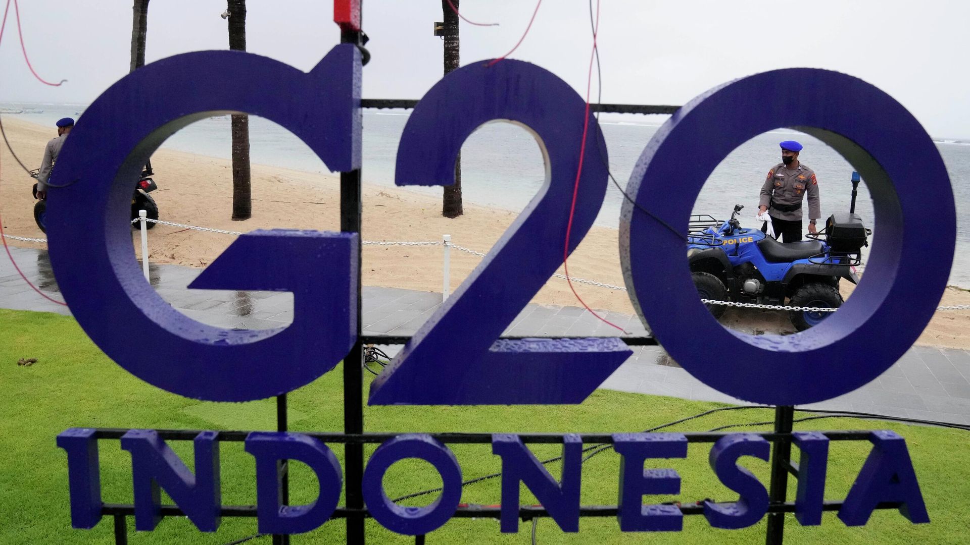 Сотрудник полиции во время подготовки к переговорам глав МИД G20 в Нуса-Дуа, Бали Сотрудник полиции во время подготовки к переговорам глав МИД G20 в Нуса-Дуа, Бали - РИА Новости, 1920, 12.11.2022