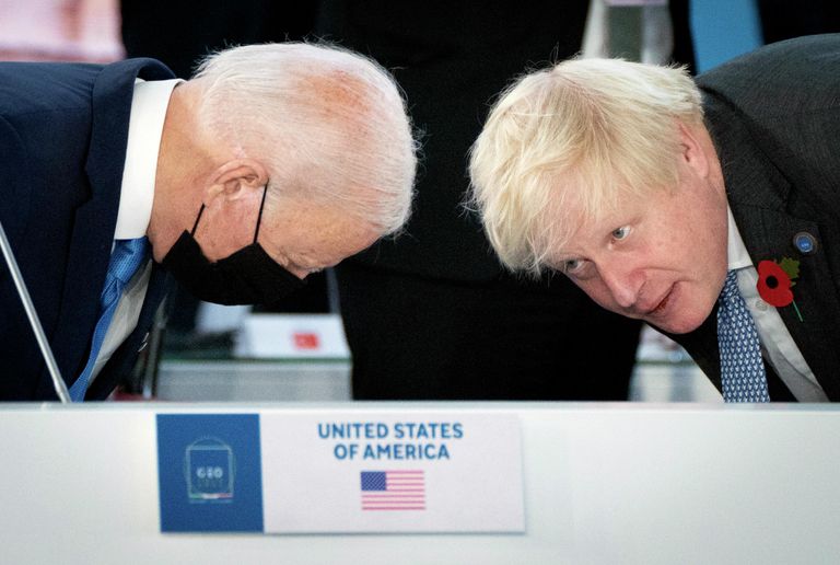 Президент США Джо Байден и премьер-министр Великобритании Борис Джонсон принимают участие в открытии саммита G20 в Риме Президент США Джо Байден и премьер-министр Великобритании Борис Джонсон принимают участие в открытии саммита G20 в Риме