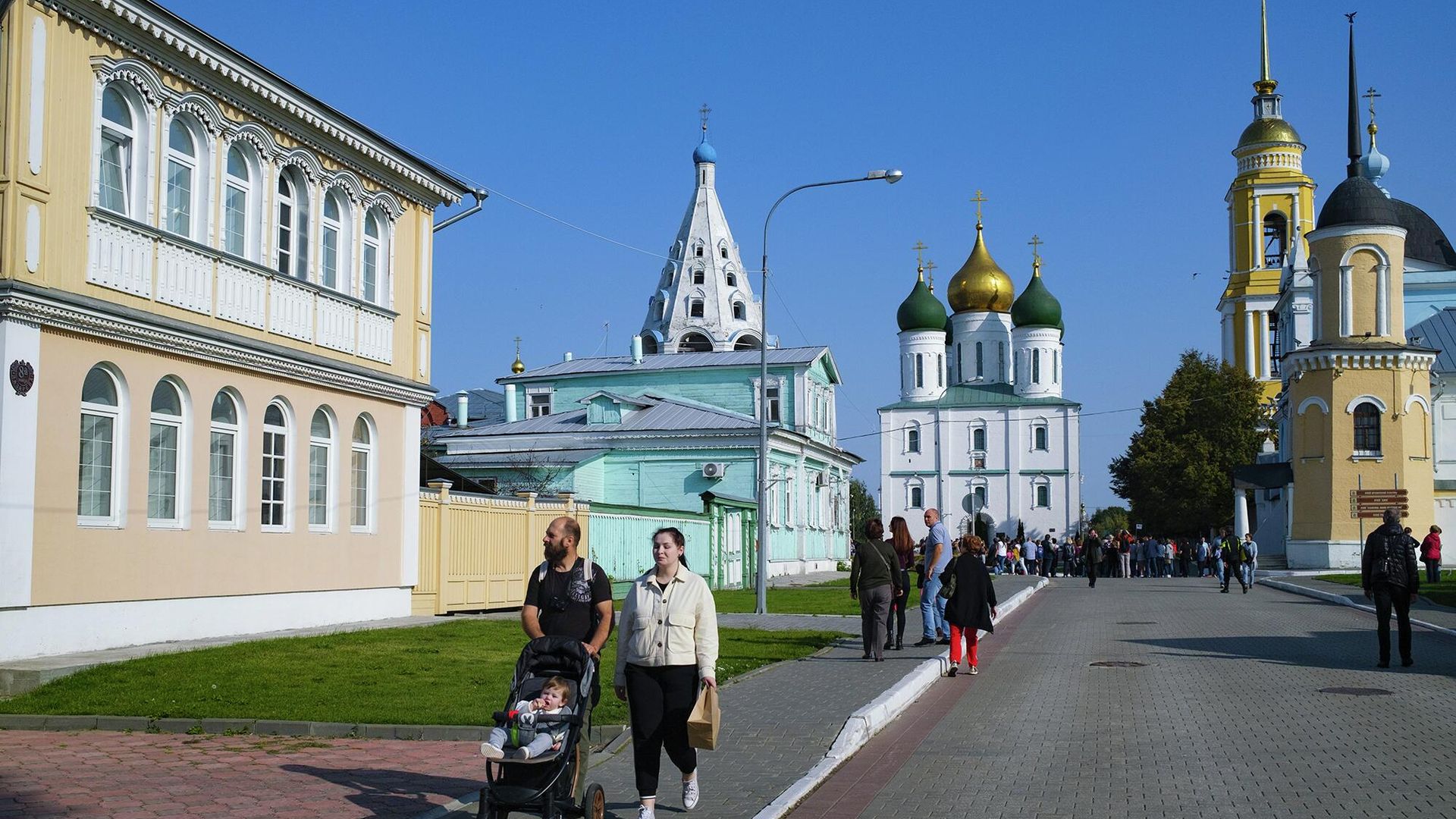 Люди на территории культурно-исторического комплекса Коломенский кремль в Коломне - РИА Новости, 1920, 25.02.2024