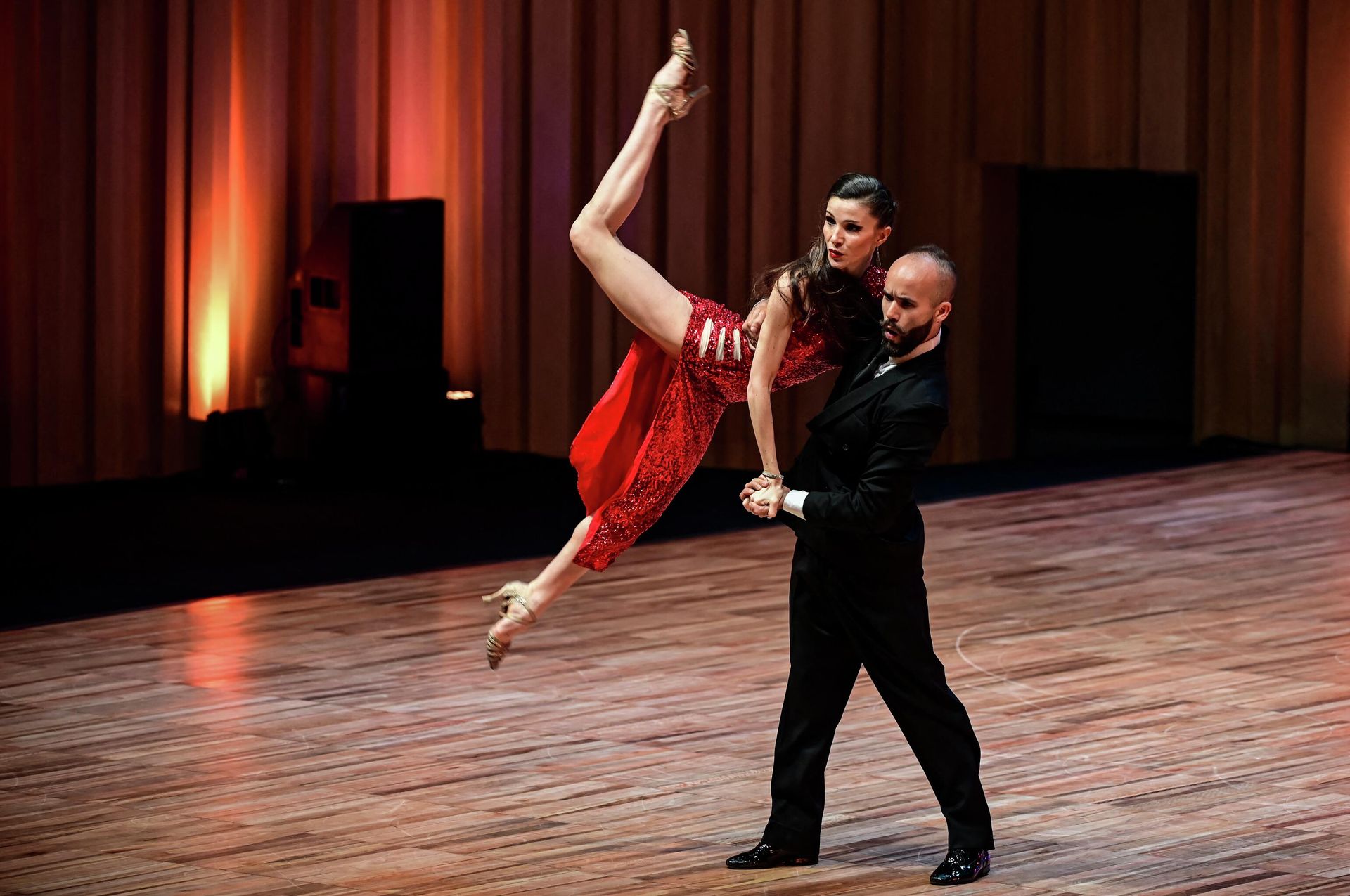  Пара во время полуфинальных соревнований Tango Stage в рамках чемпионата мира по танго-танцам в Буэнос-Айресе - РИА Новости, 1920, 08.07.2022