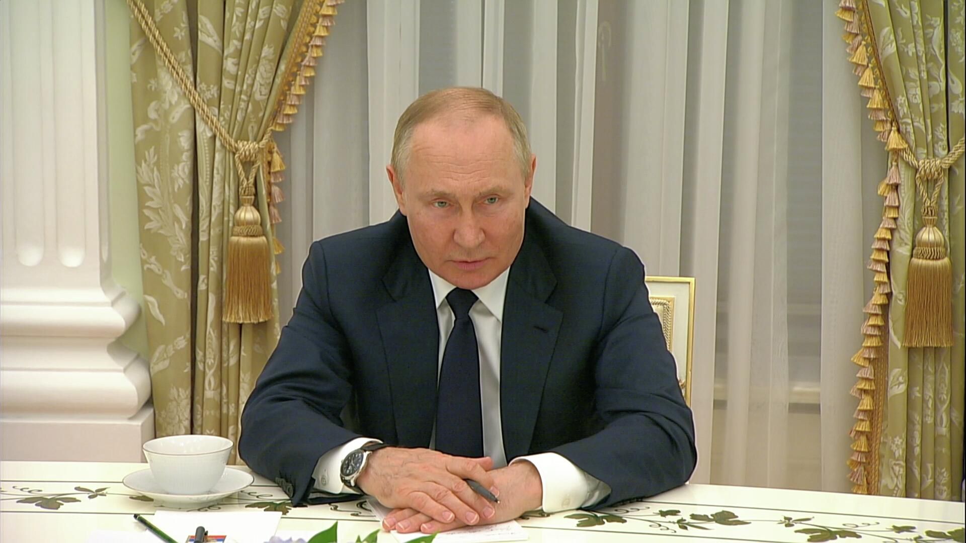 Чтобы люди имели возможность жить – Путин о помощи России населению Донбасса Чтобы люди имели возможность жить – Путин о помощи России населению Донбасса - РИА Новости, 1920, 07.07.2022