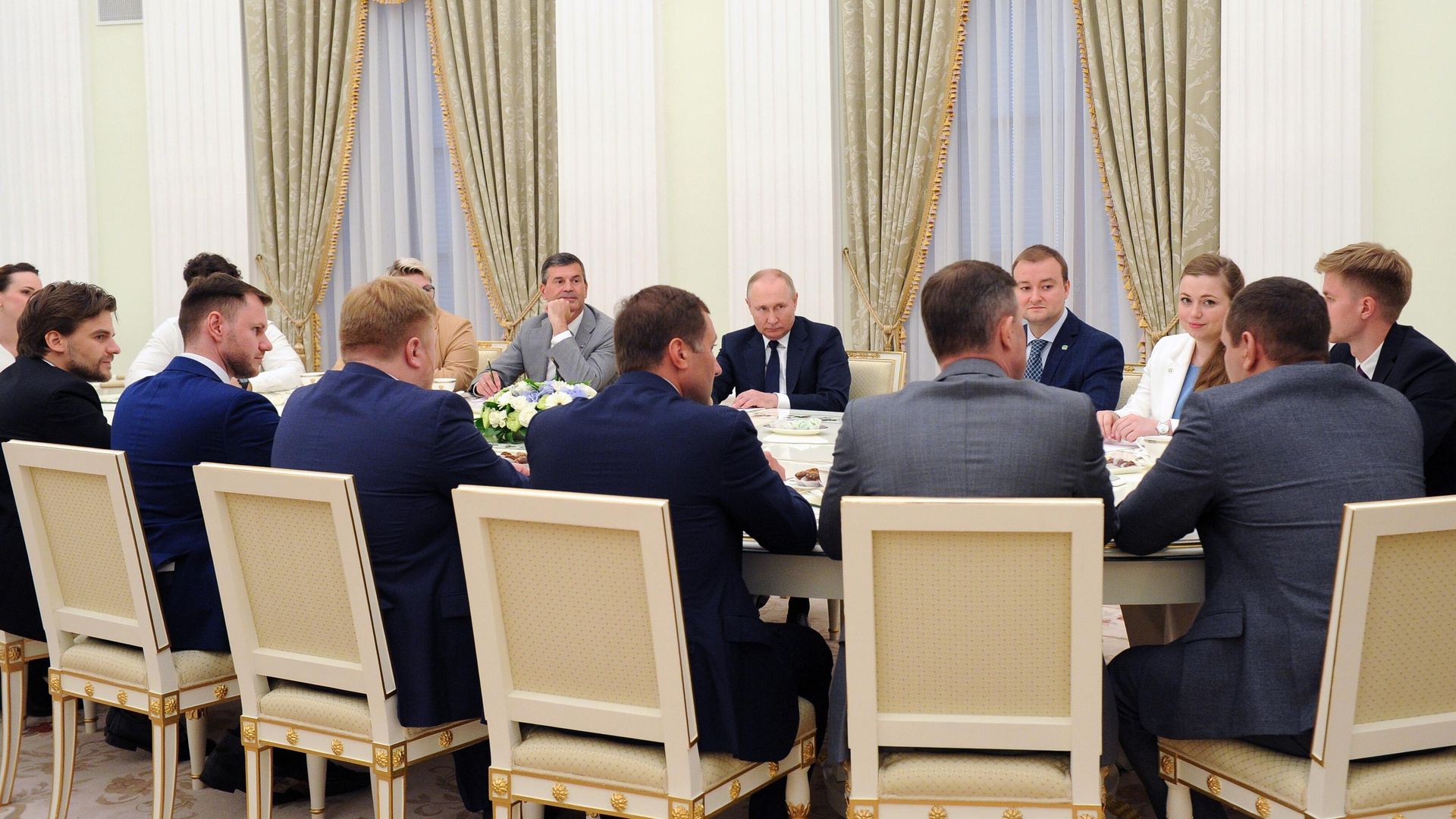 Президент РФ Владимир Путин во время встречи c победителями конкурса Лидеры России Президент РФ Владимир Путин во время встречи c победителями конкурса Лидеры России - РИА Новости, 1920, 07.07.2022
