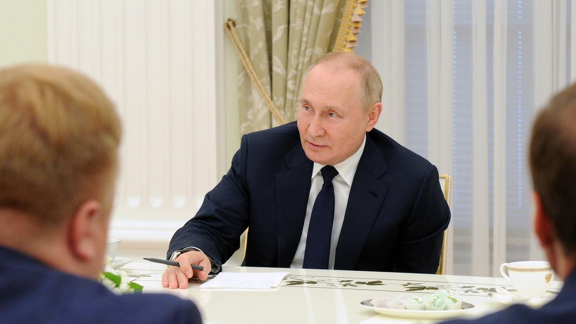 Президент РФ Владимир Путин во время встречи c победителями конкурса Лидеры России Президент РФ Владимир Путин во время встречи c победителями конкурса Лидеры России - РИА Новости, 1920, 07.07.2022
