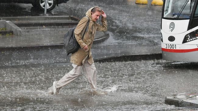 Прохожий во время дождя в Москве