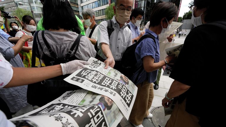Сотрудник распространяет дополнительные выпуски газеты Yomiuri Shimbun с сообщением о покушении на бывшего премьер-министра Японии Синдзо Абэ. Сотрудник распространяет дополнительные выпуски газеты Yomiuri Shimbun с сообщением о покушении на бывшего премьер-министра Японии Синдзо Абэ.