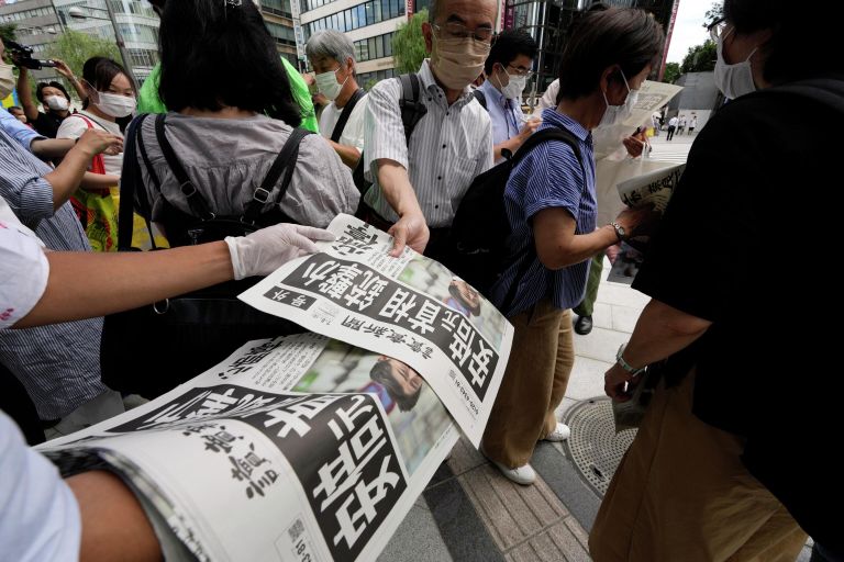 Сотрудник распространяет дополнительные выпуски газеты Yomiuri Shimbun с сообщением о покушении на бывшего премьер-министра Японии Синдзо Абэ. Сотрудник распространяет дополнительные выпуски газеты Yomiuri Shimbun с сообщением о покушении на бывшего премьер-министра Японии Синдзо Абэ.