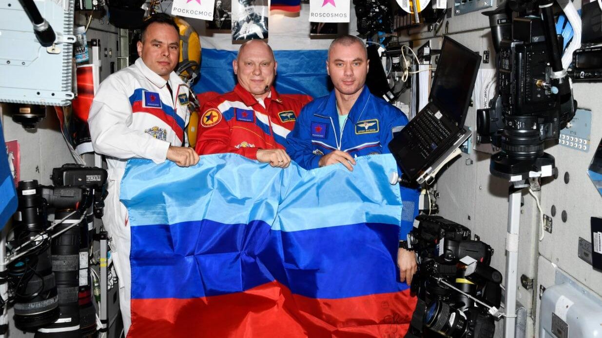 Российские космонавты с флагом ЛНР на МКС Российские космонавты с флагом ЛНР на МКС - РИА Новости, 1920, 08.07.2022