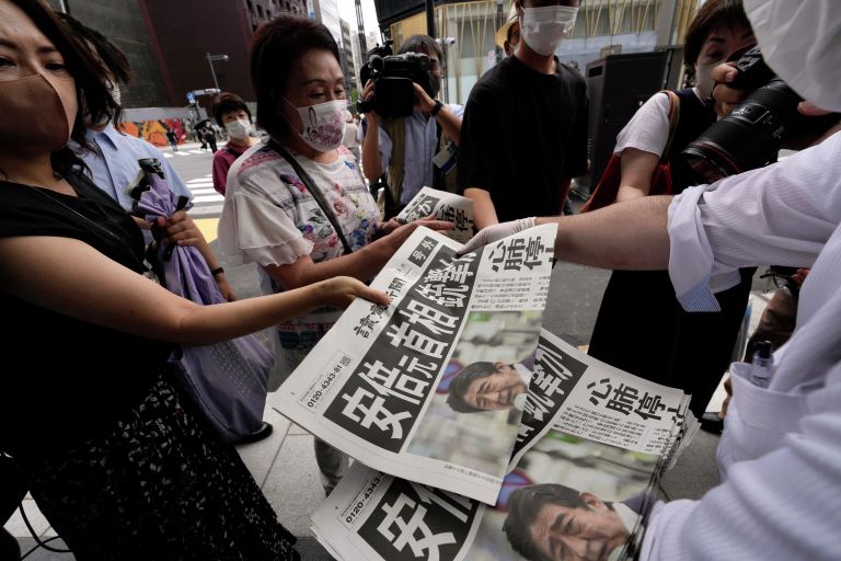 Выпуски газеты Yomiuri Shimbun с сообщением о нападении на бывшего премьер-министр Японии Синдзо Абэ Выпуски газеты Yomiuri Shimbun с сообщением о нападении на бывшего премьер-министр Японии Синдзо Абэ