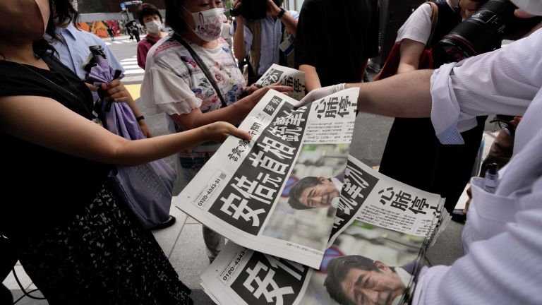 Выпуски газеты Yomiuri Shimbun с сообщением о нападении на бывшего премьер-министр Японии Синдзо Абэ Выпуски газеты Yomiuri Shimbun с сообщением о нападении на бывшего премьер-министр Японии Синдзо Абэ
