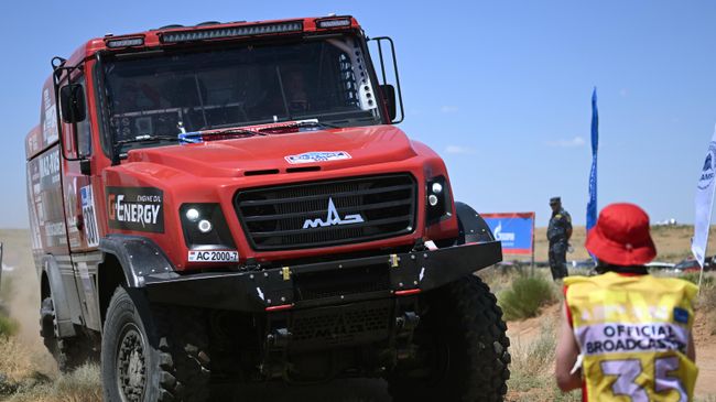 Экипаж команды MAZ-SPORTauto в составе Сергея Вязовича и Павла Гаранина