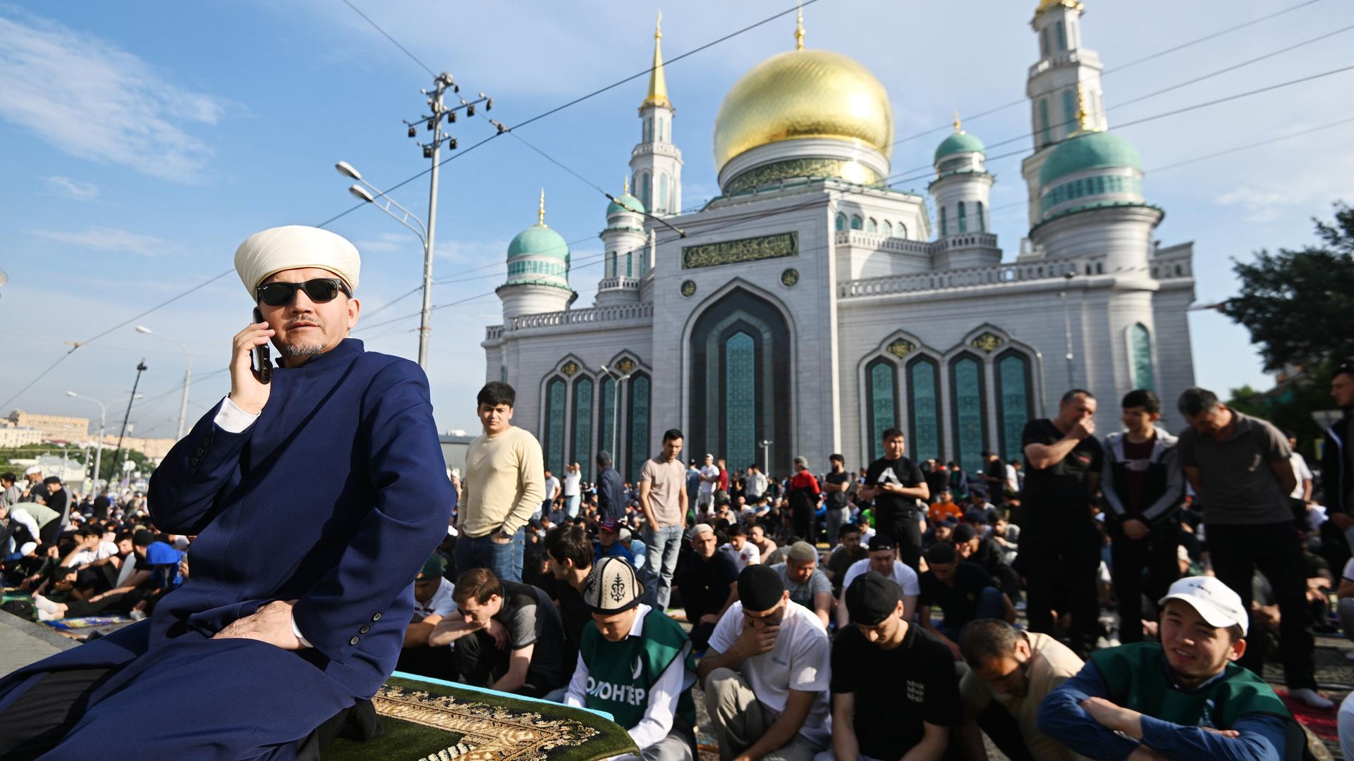 Имам Московской соборной мечети Марат-хазрат Аршабаев перед намазом у Московской соборной мечети по случаю праздника Курбан-байрам Имам Московской соборной мечети Марат-хазрат Аршабаев перед намазом у Московской соборной мечети по случаю праздника Курбан-байрам - РИА Новости, 1920, 27.06.2023