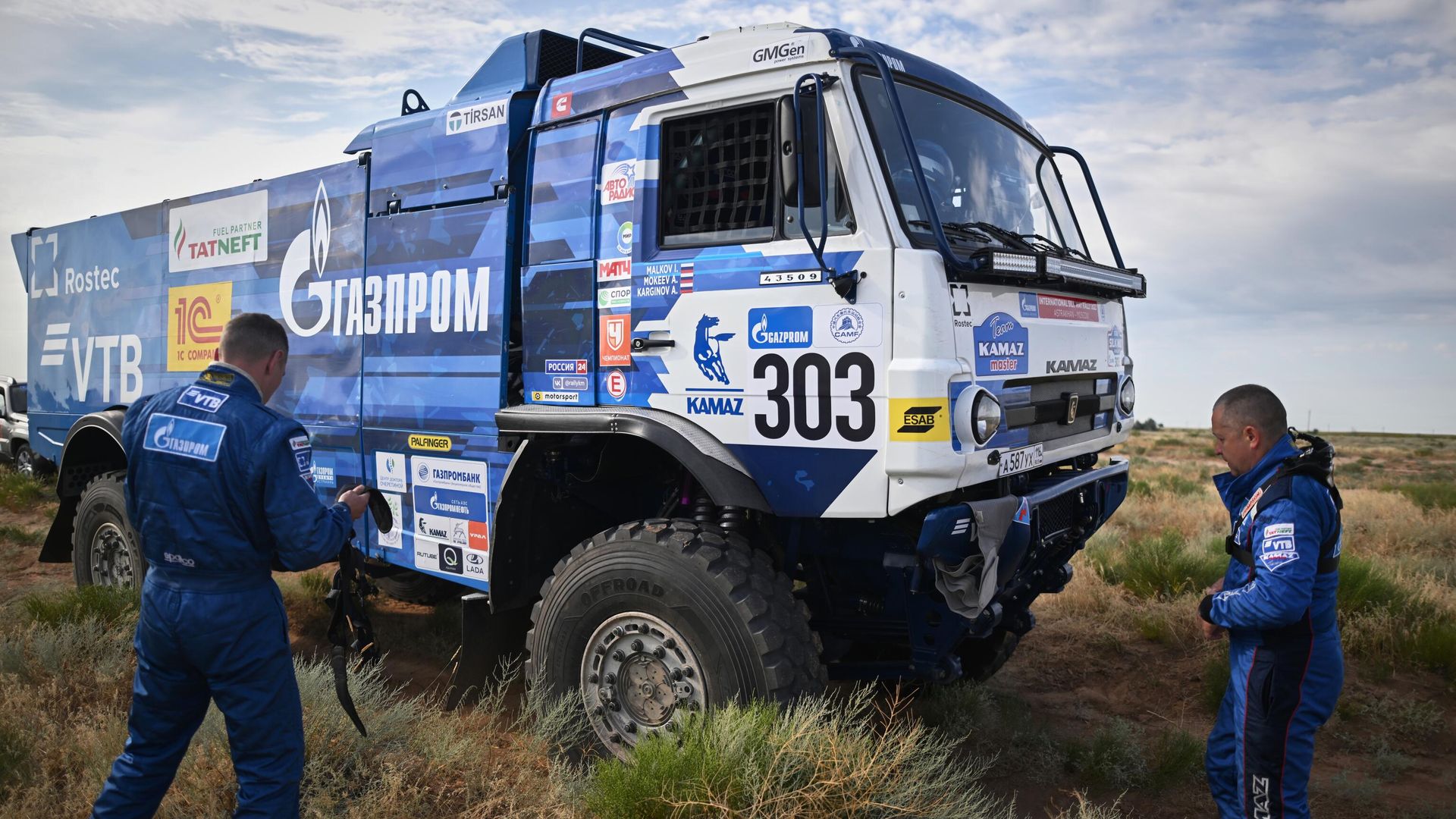 Экипаж команды KAMAZ-Master в составе Андрея Каргинова и Андрея Мокеева Экипаж команды KAMAZ-Master в составе Андрея Каргинова и Андрея Мокеева - РИА Новости, 1920, 10.07.2022