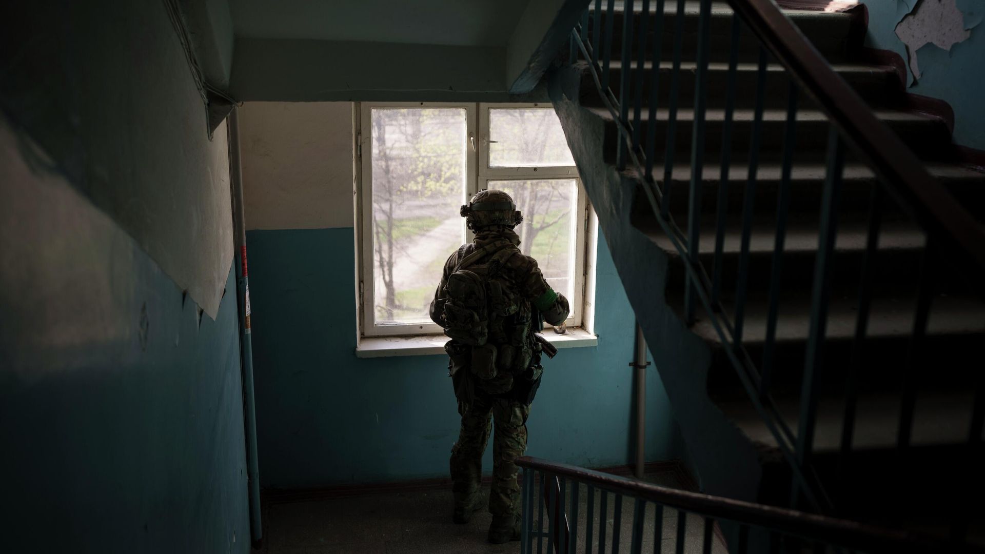 Сотрудник Службы безопасности Украины в подъезде жилого дома Сотрудник Службы безопасности Украины в подъезде жилого дома - РИА Новости, 1920, 08.09.2023