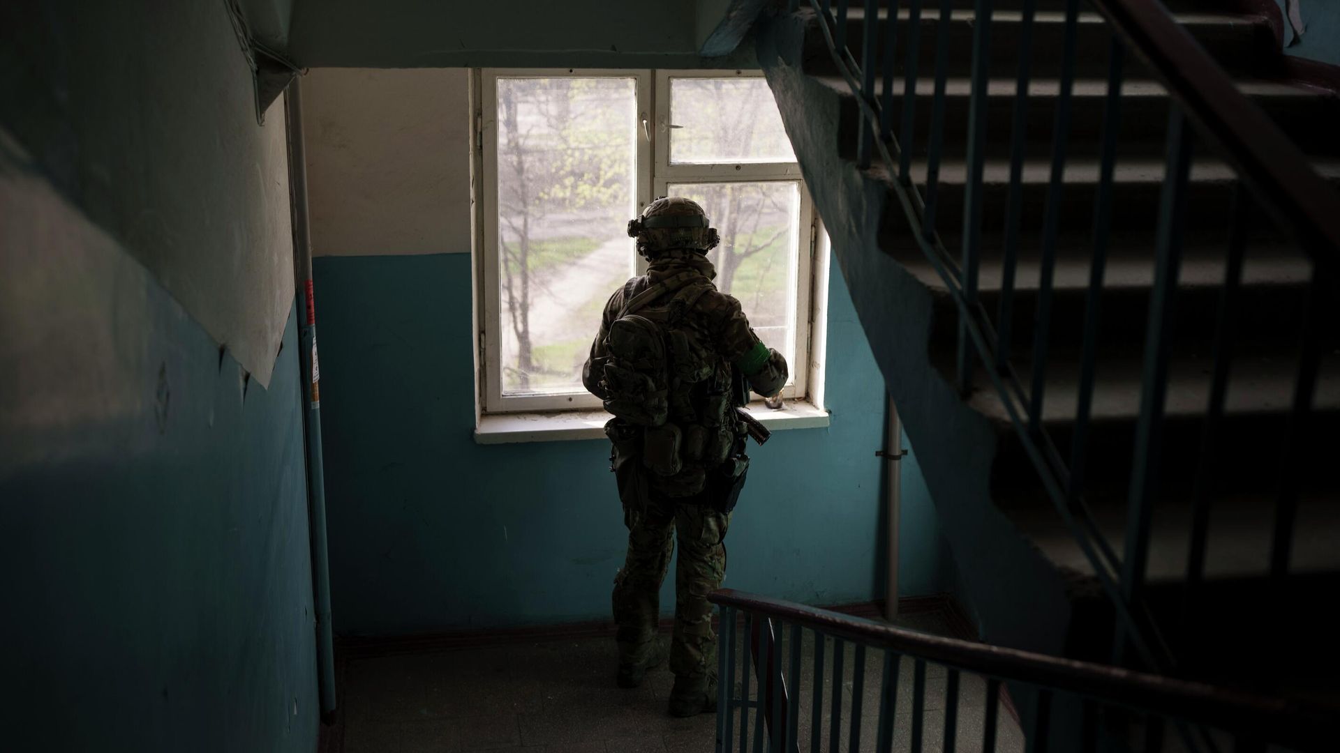Сотрудник Службы безопасности Украины в подъезде жилого дома Сотрудник Службы безопасности Украины в подъезде жилого дома - РИА Новости, 1920, 20.10.2022