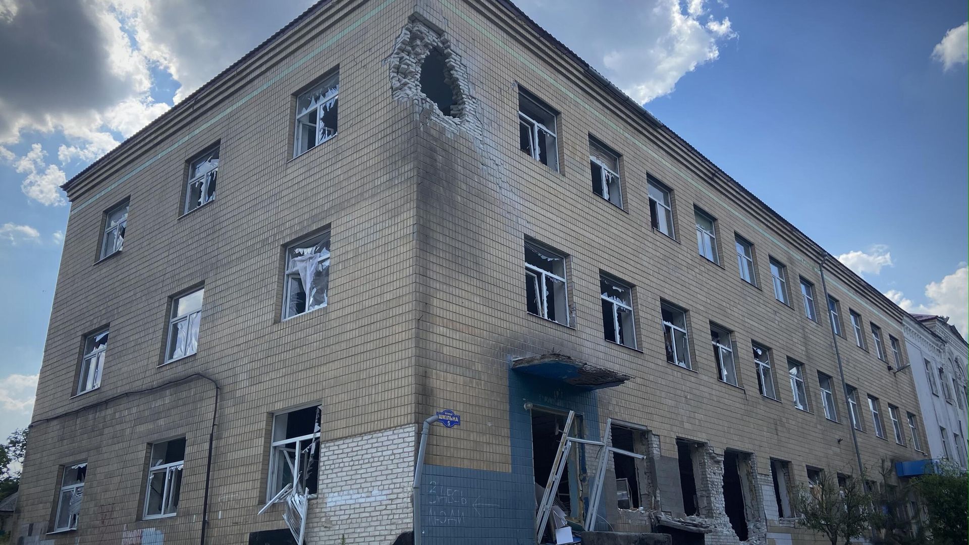 Здание, пострадавшее от обстрелов Здание, пострадавшее от обстрелов - РИА Новости, 1920, 05.07.2023