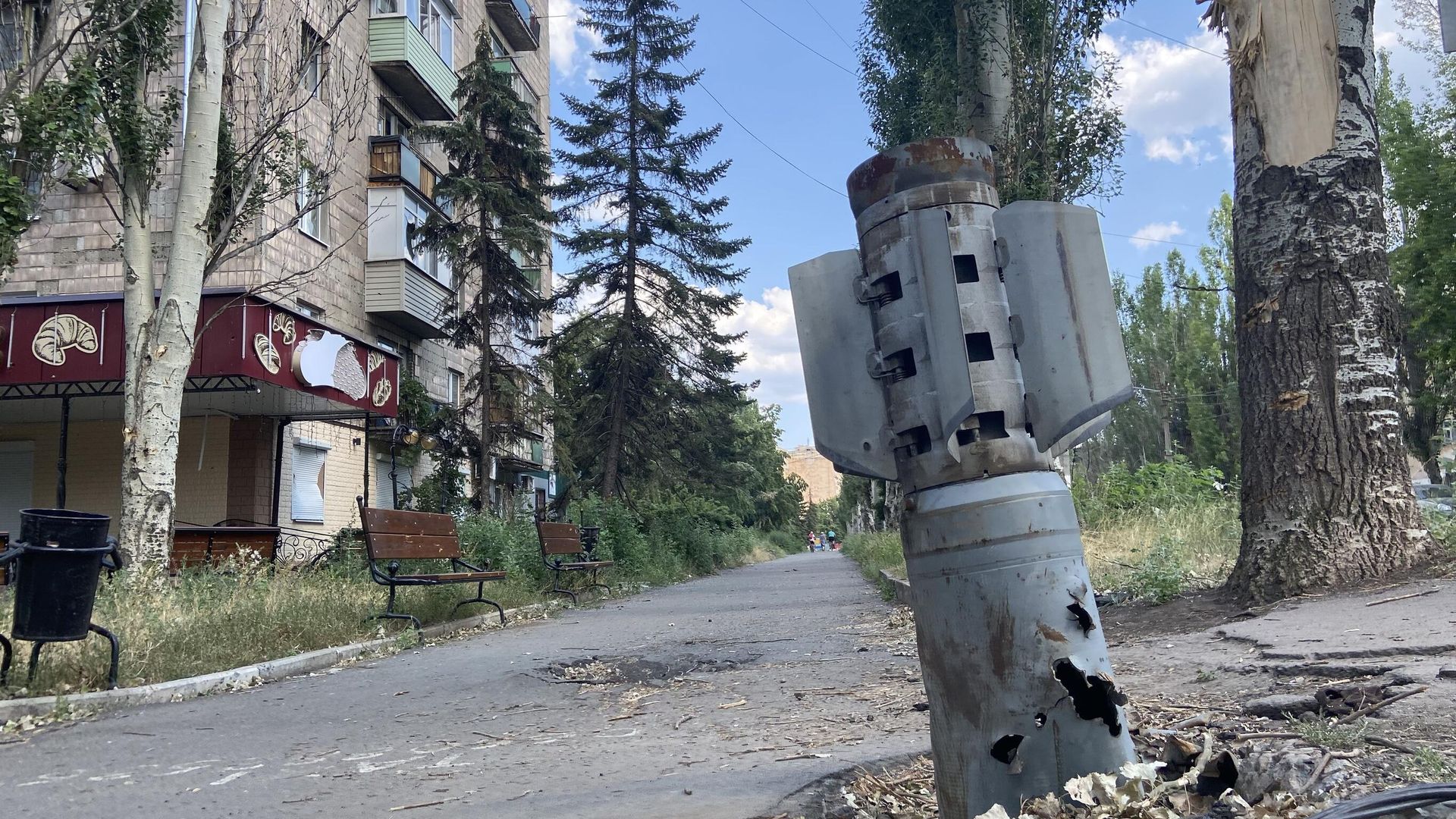 Снаряд в асфальте на одной из центральных улиц Лисичанска Снаряд в асфальте на одной из центральных улиц Лисичанска - РИА Новости, 1920, 10.11.2022