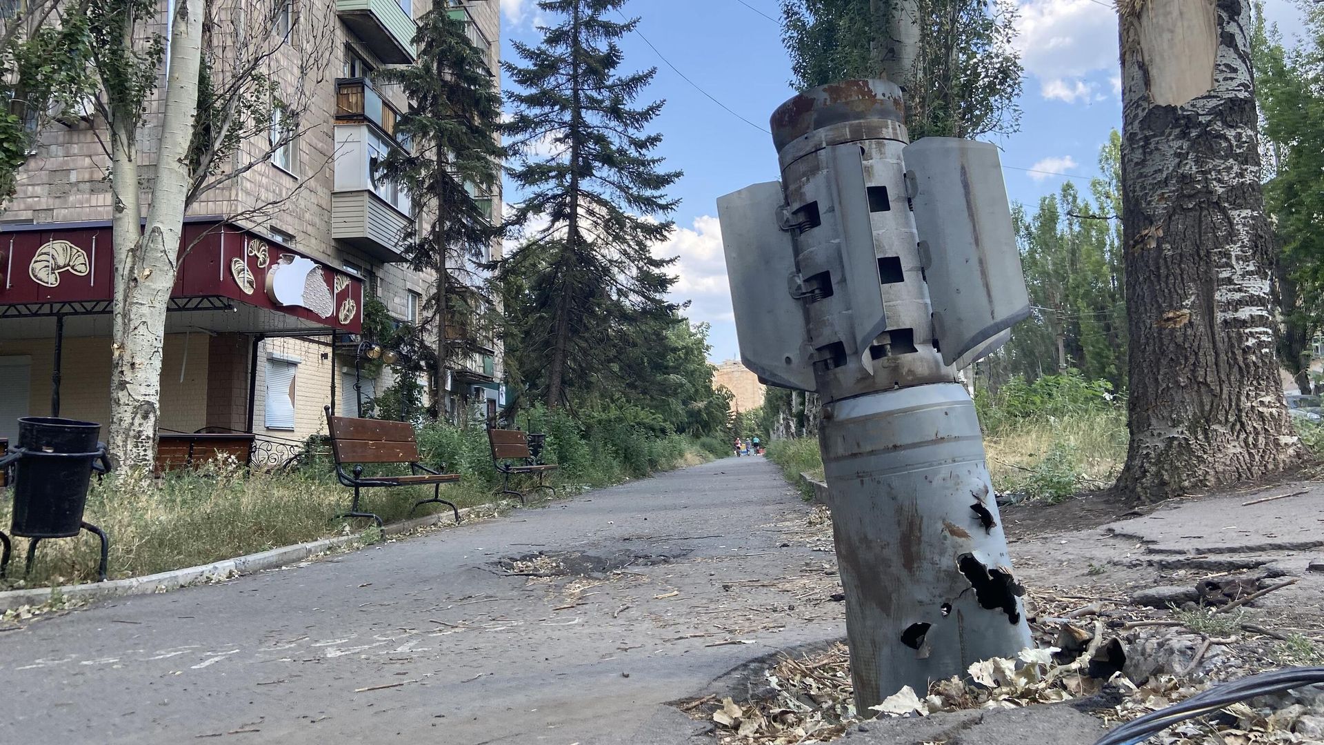 Снаряд в асфальте на одной из центральных улиц Лисичанска Снаряд в асфальте на одной из центральных улиц Лисичанска - РИА Новости, 1920, 10.11.2022