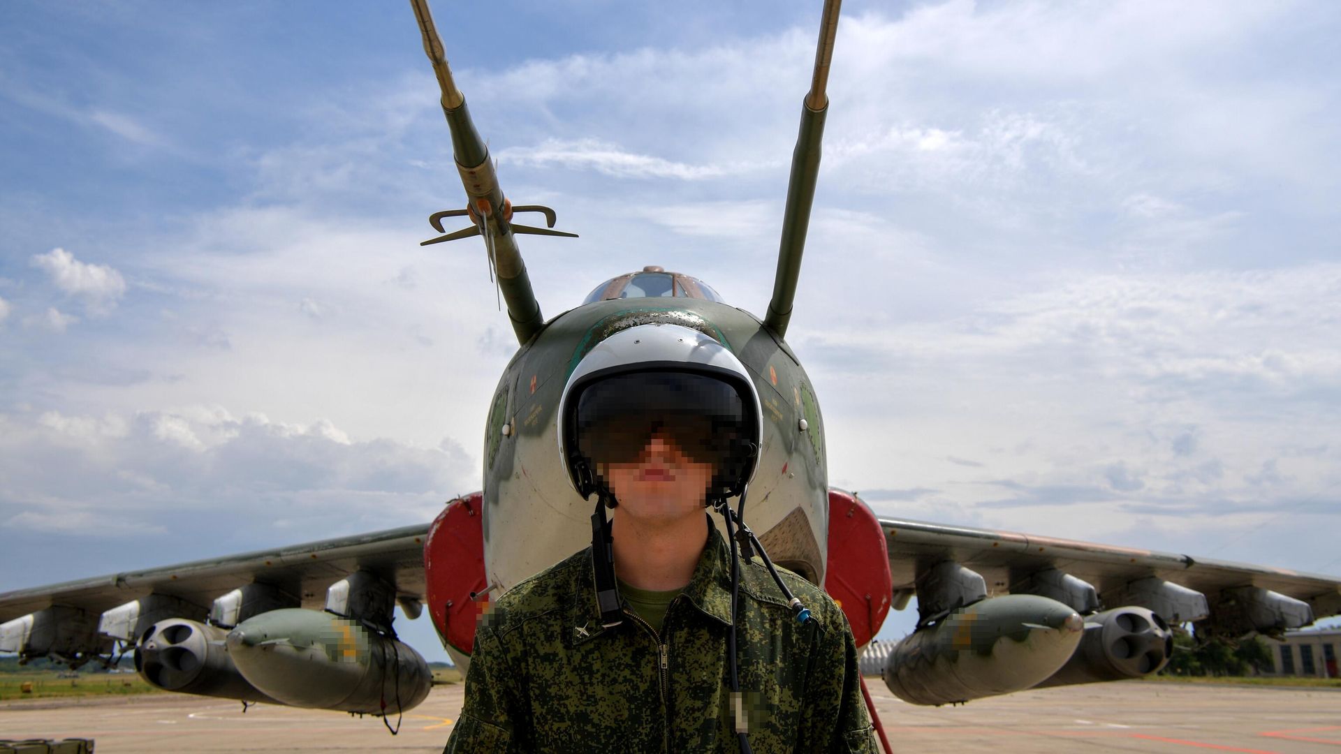 Пилот у самолета Су-25 на аэродроме базирования в зоне проведения спецоперации Пилот у самолета Су-25 на аэродроме базирования в зоне проведения спецоперации - РИА Новости, 1920, 16.08.2022