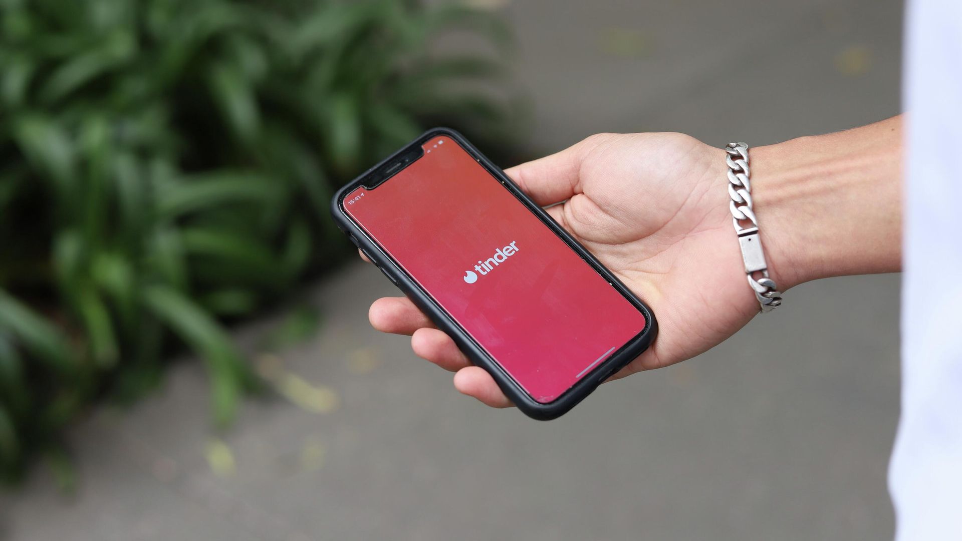 Приложение Tinder на экране смартфона Приложение Tinder на экране смартфона - РИА Новости, 1920, 02.05.2023