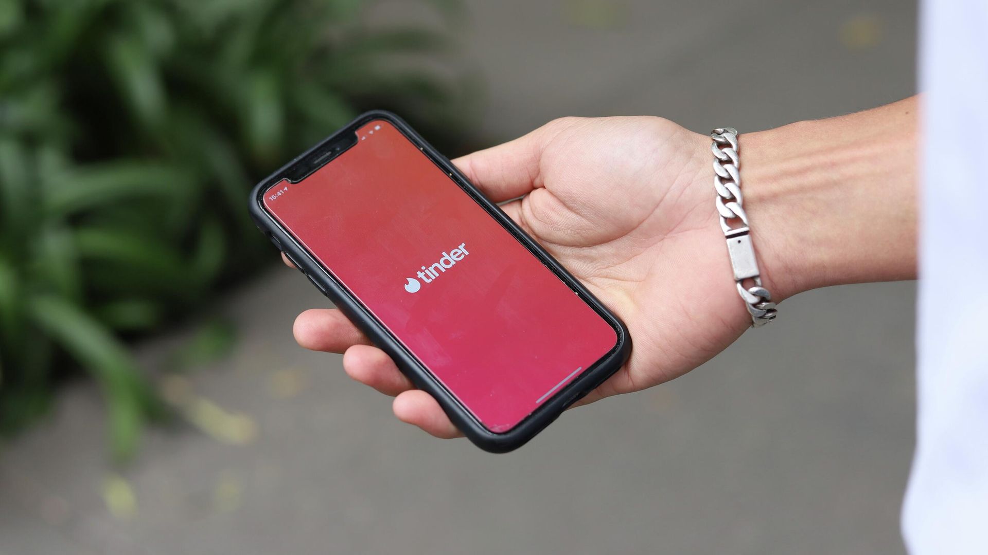 Приложение Tinder на экране смартфона Приложение Tinder на экране смартфона - РИА Новости, 1920, 02.05.2023