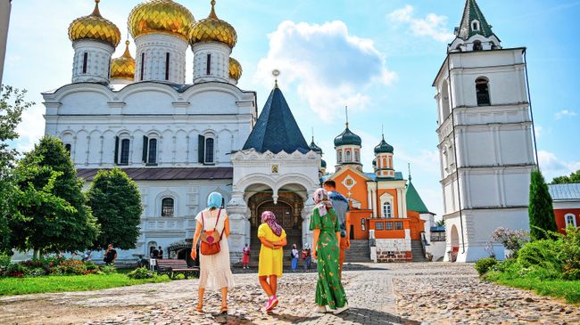 Прихожане гуляют на территории Свято-Троицкого Ипатьевского монастыря в Костроме Прихожане гуляют на территории Свято-Троицкого Ипатьевского монастыря в Костроме