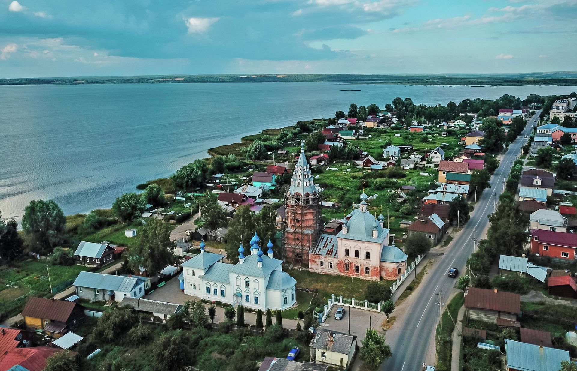 Вид на город Галич и Галичское озеро с высоты птичьего полета. В центре Введенский кафедральный собор Вид на город Галич и Галичское озеро с высоты птичьего полета. В центре Введенский кафедральный собор