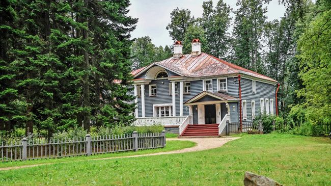 Дом А. Н. Островского на территории государственного мемориального и природного музея-заповедника А.Н. Островского Щелыково в Костромской области Дом А. Н. Островского на территории государственного мемориального и природного музея-заповедника А.Н. Островского Щелыково в Костромской области