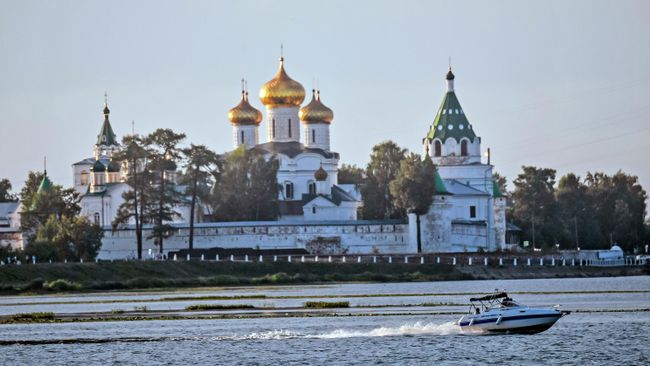 Свято-Троицкий Ипатьевский монастырь в Костроме Свято-Троицкий Ипатьевский монастырь в Костроме