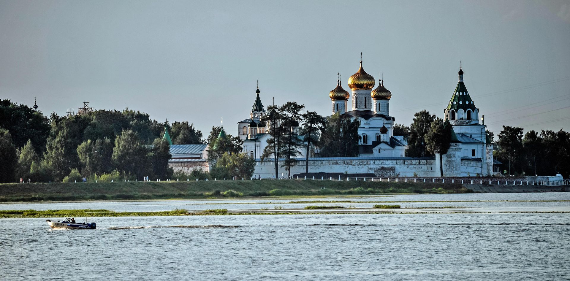 Свято-Троицкий Ипатьевский монастырь в Костроме Свято-Троицкий Ипатьевский монастырь в Костроме