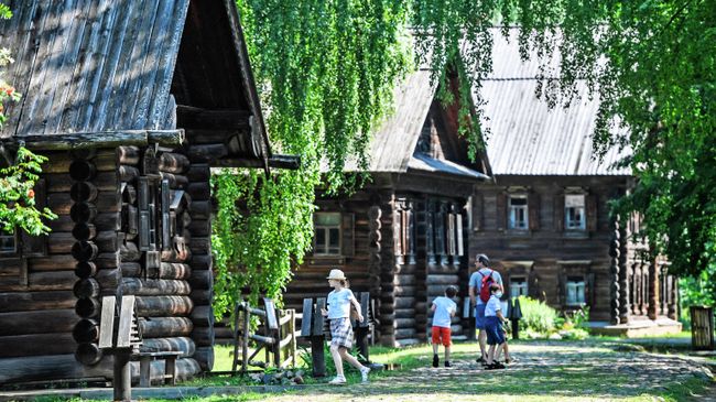 Посетители гуляют на территории музея деревянного зодчества Костромская слобода в Костроме Посетители гуляют на территории музея деревянного зодчества Костромская слобода в Костроме