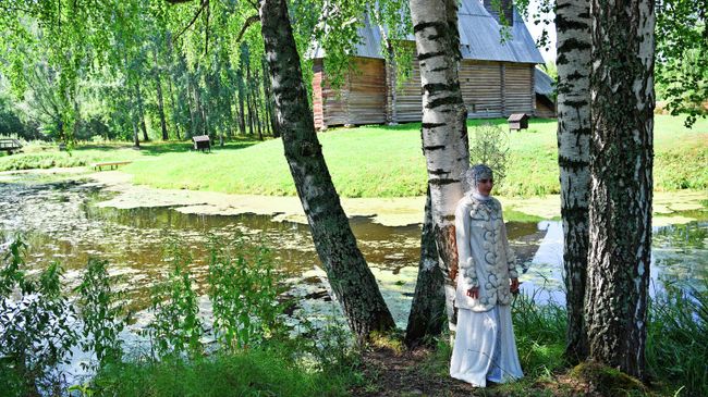 Девушка в костюме Снегурочки во время фотосессии на территории музея деревянного зодчества Костромская слобода в Костроме. Костюм и кокошник изготовлен мастером Еленой Серовой Девушка в костюме Снегурочки во время фотосессии на территории музея деревянного зодчества Костромская слобода в Костроме. Костюм и кокошник изготовлен мастером Еленой Серовой