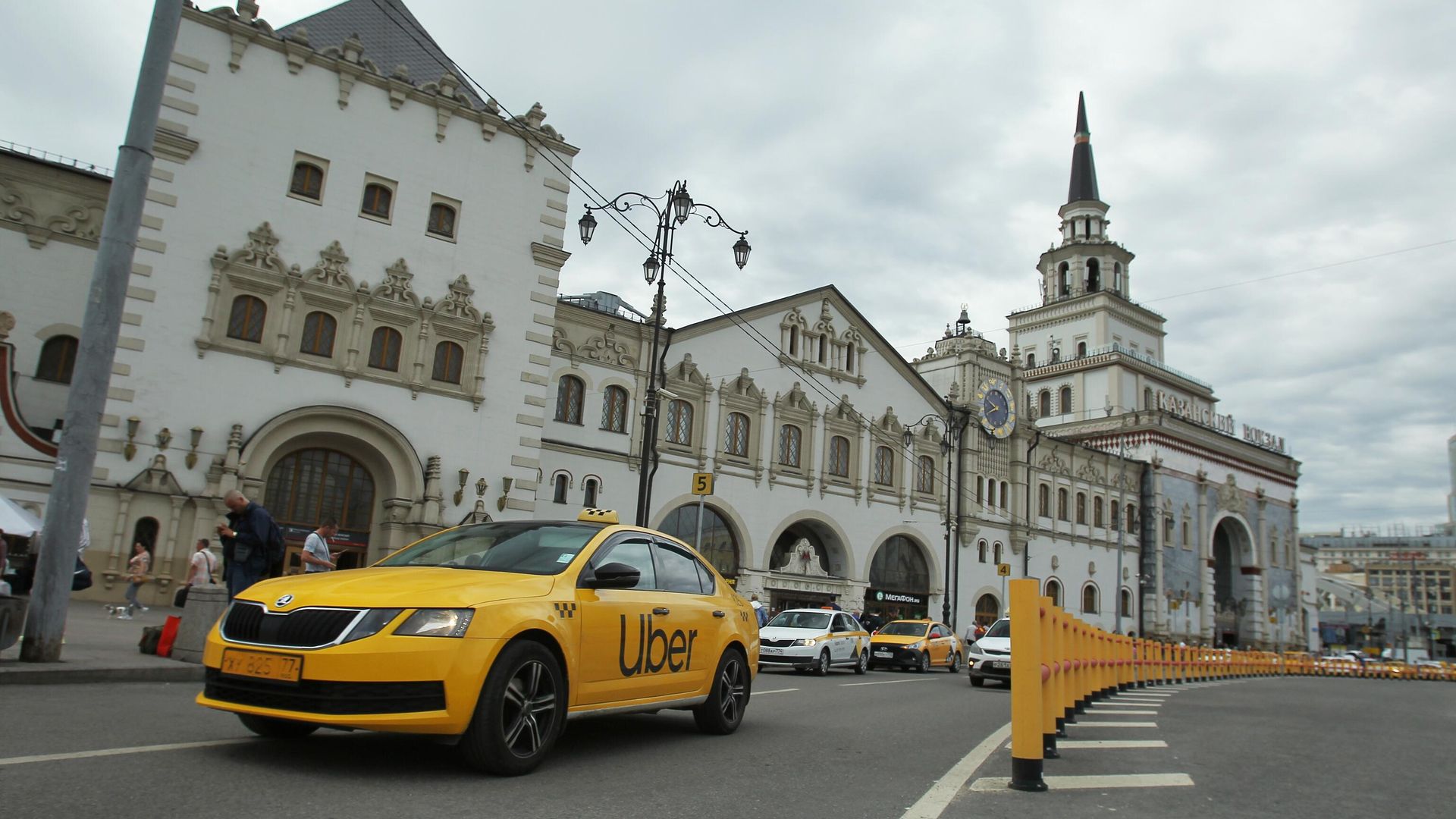 Автомобиль такси Uber на Комсомольской площади у Казанского вокзала Автомобиль такси Uber на Комсомольской площади у Казанского вокзала - РИА Новости, 1920, 21.04.2023