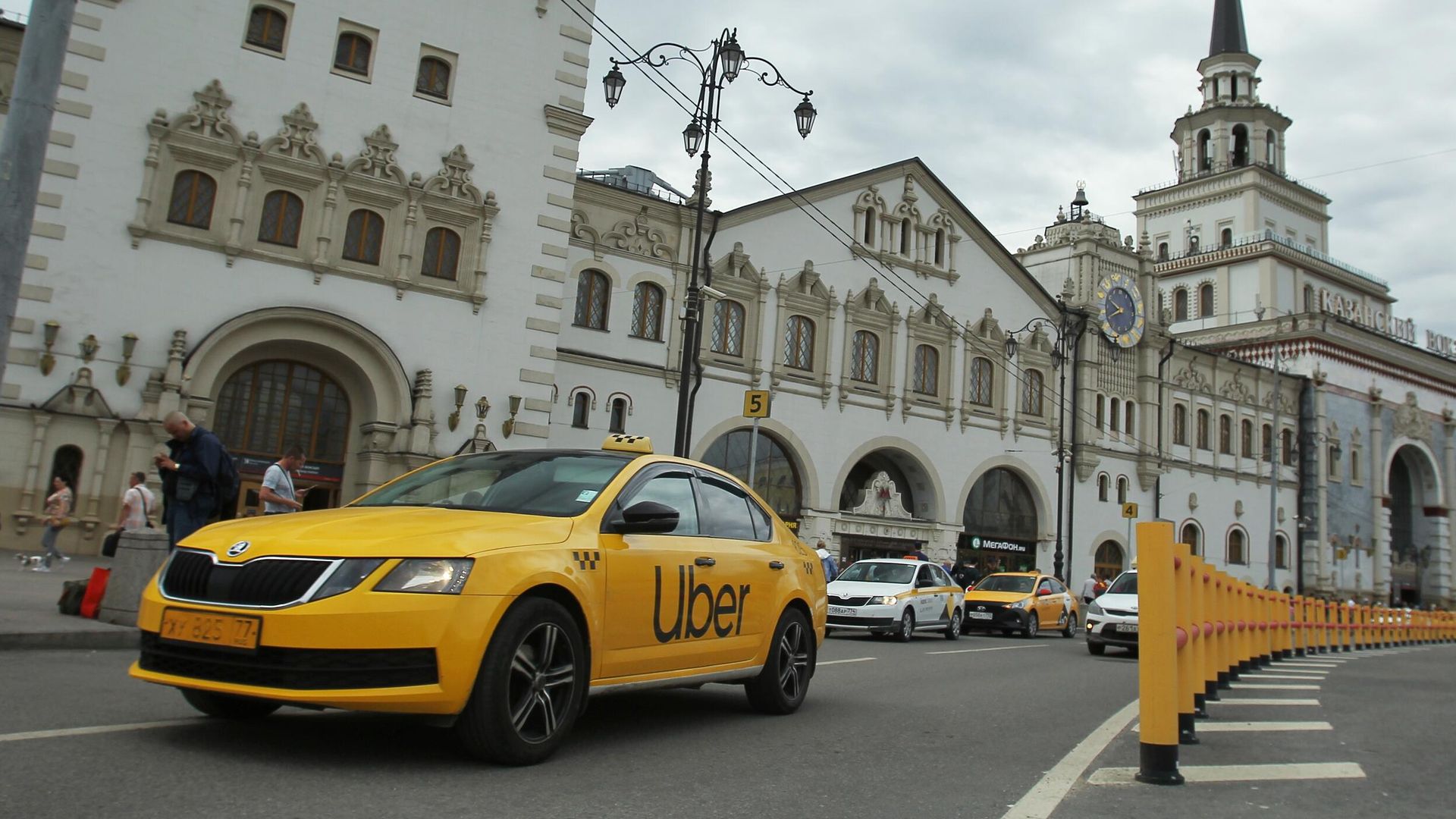 Автомобиль такси Uber на Комсомольской площади у Казанского вокзала - РИА Новости, 1920, 21.04.2023